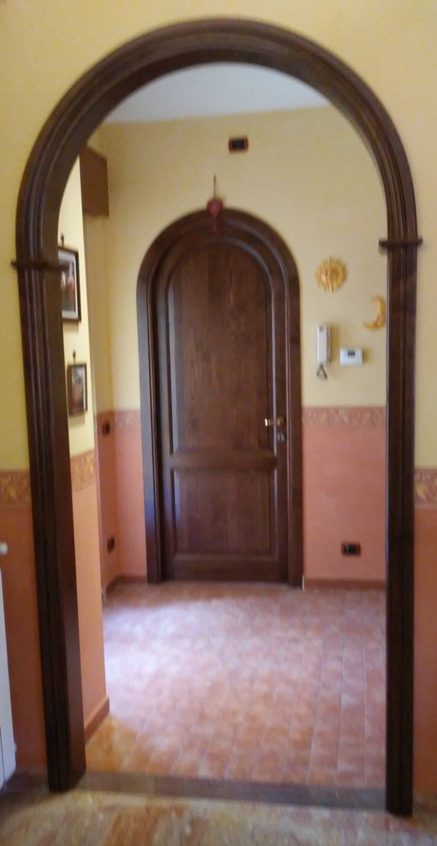 Arco con capitelli in castagno tinto