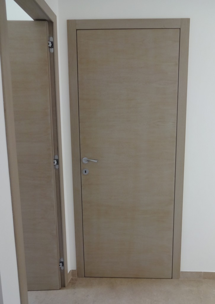 Porta in rovere grigio con venatura orizzontale a filo telaio con cerniere a scomparsa